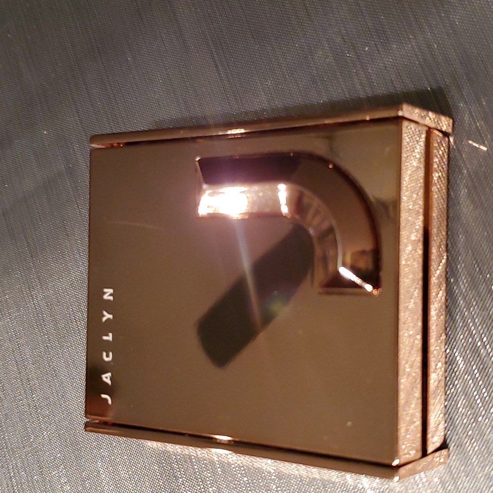 Cosmetics - Picture 3 of 4